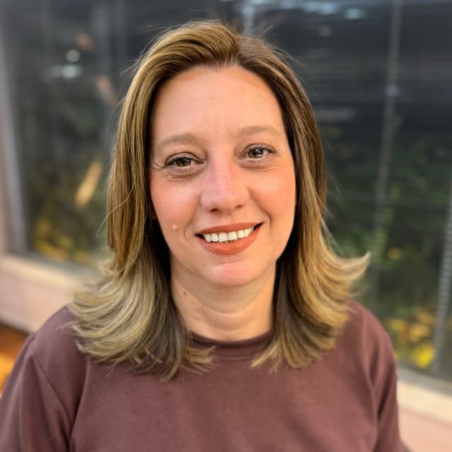 Cliente com cabelo finalizado no salão Mãe & Filha