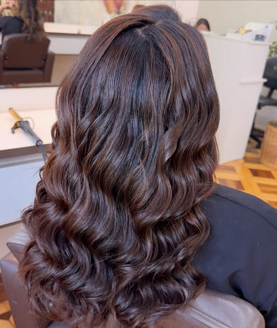 Cabelo castanho ondulado, vista de costas